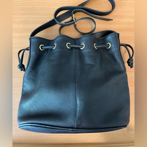 Saddle River Black Leather Drawstring Bucket Handbag Purse Crossbody - Picture 2 of 14